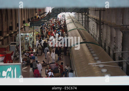 Lahore, Pakistan. 27 juillet, 2014. Un grand nombre de passagers à bord du train en gare de chemin de Lahore, Pakistan. La foule de gens à la gare pour la prochaine fête religieuse de Eidul Fitr, à leur ville, qui a commencé après la fin de mois de jeûne saint Ramazan ul Moubarak. Credit : Rana Sajid Hussain/Pacific Press/Alamy Live News Banque D'Images