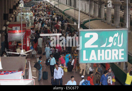 Lahore, Pakistan. 27 juillet, 2014. Un grand nombre de passagers à bord du train en gare de chemin de Lahore, Pakistan. La foule de gens à la gare pour la prochaine fête religieuse de Eidul Fitr, à leur ville, qui a commencé après la fin de mois de jeûne saint Ramazan ul Moubarak. Credit : Rana Sajid Hussain/Pacific Press/Alamy Live News Banque D'Images