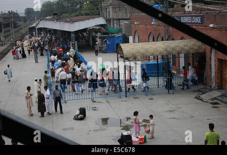 Lahore, Pakistan. 27 juillet, 2014. Un grand nombre de passagers à bord du train en gare de chemin de Lahore, Pakistan. La foule de gens à la gare pour la prochaine fête religieuse de Eidul Fitr, à leur ville, qui a commencé après la fin de mois de jeûne saint Ramazan ul Moubarak. Credit : Rana Sajid Hussain/Pacific Press/Alamy Live News Banque D'Images