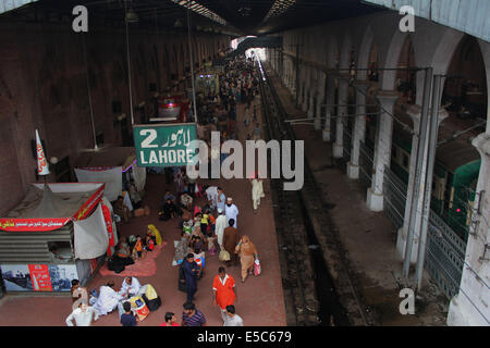 Lahore, Pakistan. 27 juillet, 2014. Un grand nombre de passagers à bord du train en gare de chemin de Lahore, Pakistan. La foule de gens à la gare pour la prochaine fête religieuse de Eidul Fitr, à leur ville, qui a commencé après la fin de mois de jeûne saint Ramazan ul Moubarak. Credit : Rana Sajid Hussain/Pacific Press/Alamy Live News Banque D'Images