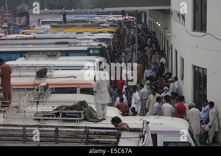 Lahore, Pakistan. 27 juillet, 2014. Un grand nombre de passagers à bord de l'autobus pakistanais en bus et à Lahore, Pakistan. La foule de gens à la gare pour la prochaine fête religieuse de Eidul Fitr, à leur ville, qui a commencé après la fin de mois de jeûne saint Ramazan ul Moubarak. Credit : Rana Sajid Hussain/Pacific Press/Alamy Live News Banque D'Images