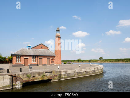 Phare à la jonction entre Whitby Shropshire Union Canal et Manchester Ship Canal Ellesmere Port Wirral Cheshire England UK Banque D'Images