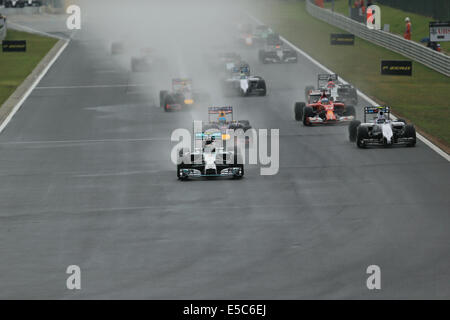 Budapest, Hongrie. 27 juillet, 2014. F1 Grand Prix de Hongrie de course le Hungaroring. Nico Rosberg de Mercedes AMG Petronas F1 Team mène la course humide : Action Crédit Plus Sport/Alamy Live News Banque D'Images