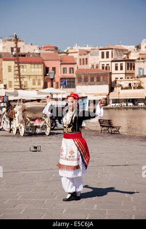 Femme Grecque Crétoise Dancer, Chania Harbour, Crète, Grèce Banque D'Images