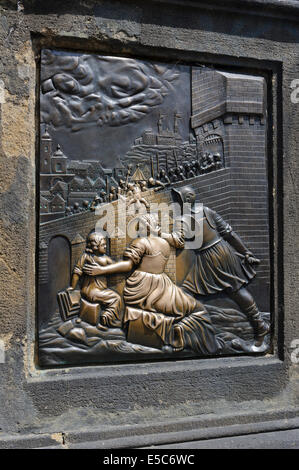 Plaque de bronze à la base de St Jean Népomucène statue sur le pont Charles, apparemment le toucher apporte chance, Prague. Banque D'Images