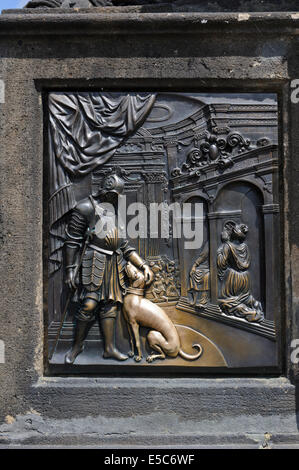 Plaque de bronze à la base de St Jean Népomucène statue sur le pont Charles, apparemment le toucher apporte chance, Prague. Banque D'Images