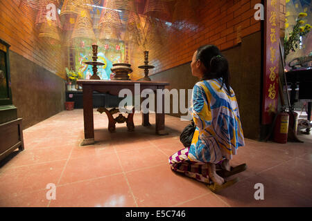 Femme en prière dans la Pagode cantonais à Can Tho, Vietnam Banque D'Images