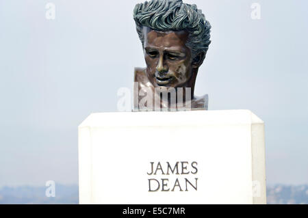 L 'James Dean Rebel without a Cause" à l'extérieur de la statue de film dans l'Observatoire de Griffith Park, Los Angeles, Californie. Banque D'Images