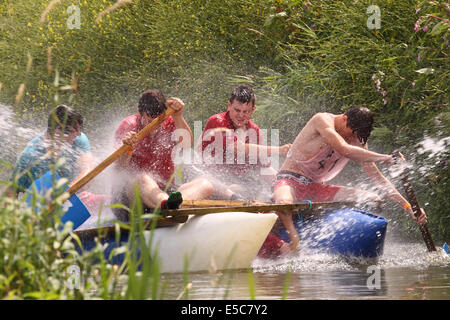 Thorney Somerset Levels Dimanche 27 Juillet 2014 - Les Jeux ont eu lieu sur la rivière Parrett aujourd'hui à temps chaud et ensoleillé. Les équipes locales, profiter d'un trempage pendant la course de radeaux fluviaux. Banque D'Images