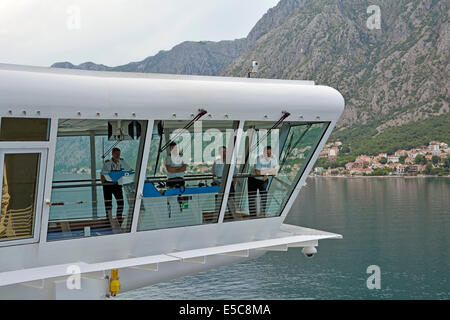 Célébrité Silhouette navire de croisière capitaine de ligne et officiers sur le pont d'aile en attente de l'autorisation de naviguer hors du port de Kotor Monténégro mer Adriatique Banque D'Images