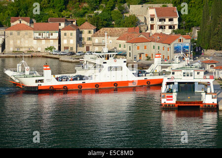 Le port de ferries à Lepetane que faire le court passage à Kamenari à travers le détroit de Verige dans Kotor Bay Banque D'Images