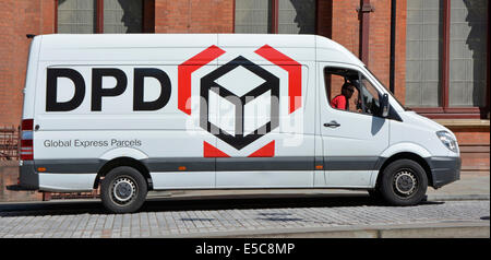 DPD Dynamic Parcel distribution est une entreprise détenue par la filiale GeoPost de la poste française de livraison de colis par messagerie et chauffeur Chelmsford Essex UK Banque D'Images