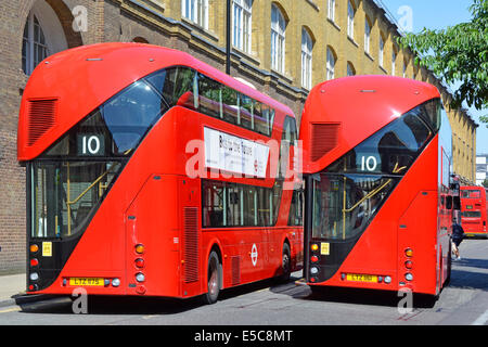 Paire de nouveau rouge Londres Boris routemaster bus bus sur stands lors de repos dans une rue à sens unique Banque D'Images