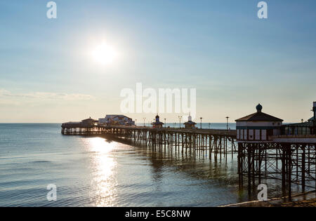 Jetée Nord juste avant le coucher du soleil, le Golden Mile, Blackpool, Lancashire, UK Banque D'Images