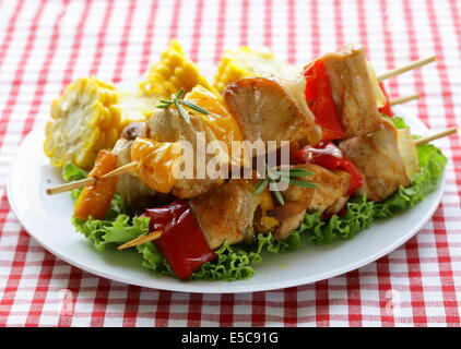 Légumes brochettes de poulet sur des brochettes en bois Banque D'Images