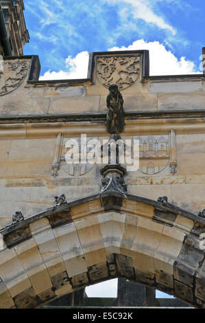 Armoiries sur le mur de la tour du pont Charles, Prague, République tchèque. Banque D'Images