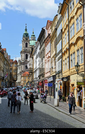 Route principale menant à l'église St Nicholas, Prague, République tchèque. Banque D'Images