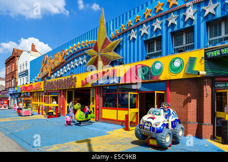 Salle de jeux électroniques sur la promenade de la jetée sud, Blackpool, Lancashire, UK Banque D'Images