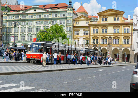 Les banlieusards monter et descendre de tramways à Prague, République tchèque. Banque D'Images