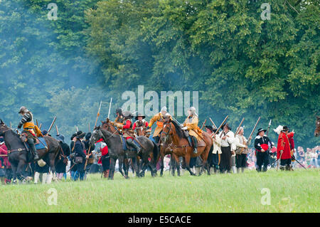 Marlborough, Royaume-Uni. 27 juillet 2014. La guerre civile anglaise Society adopter de nouveau la bataille de Marlborough sur la commune. Credit : Graham M. Lawrence/Alamy Live News. Banque D'Images