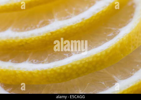 Tranches de citron frais en cercle dans la strate forme Banque D'Images