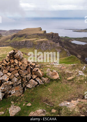 Cairn au sommet de meall na suiramach et trotternish Ridge Mountains, flodigarry, quiraing, Isle of Skye, Scotland, UK Banque D'Images