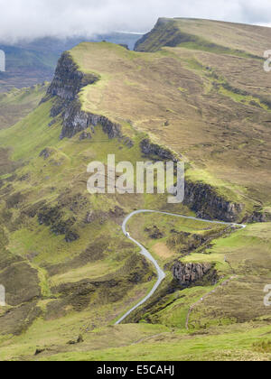 Vue depuis le sud le long de Trotternish Quiraing à la crête avec la route de montagne sinueuse ci-dessous, l'île de Skye, Écosse, Royaume-Uni Banque D'Images