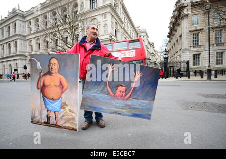 Artiste turc Kaya Mar présentation des œuvres à l'extérieur de Downing Street London Banque D'Images