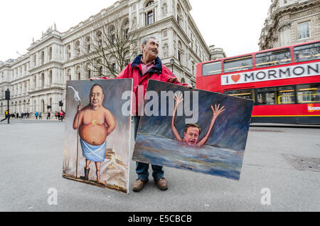 Artiste turc Kaya Mar présentation des œuvres à l'extérieur de Downing Street London Banque D'Images