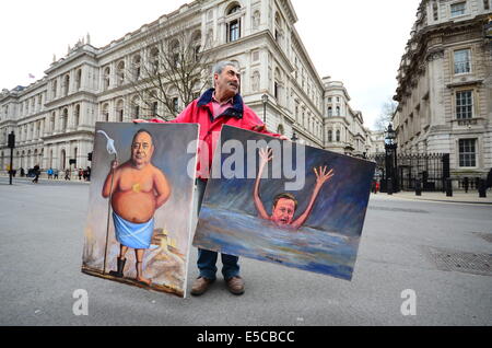 Artiste turc Kaya Mar présentation des œuvres à l'extérieur de Downing Street London Banque D'Images