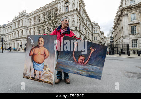 Artiste turc Kaya Mar présentation des œuvres à l'extérieur de Downing Street London Banque D'Images