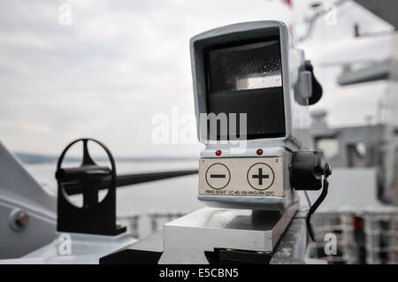 Belfast, Irlande du Nord. 26/07/2014 - Sites sur le canon de 30 mm Oerlikon équipé de type 45 destroyer HMS Duncan Crédit : Stephen Barnes/Alamy Live News Banque D'Images