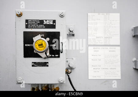 Belfast, Irlande du Nord. 26/07/2014 - interrupteur pour activer l'utilisation locale ou à distance de l'Oerlikon 30 mm équipé de canons Type 45 destroyer HMS Duncan Crédit : Stephen Barnes/Alamy Live News Banque D'Images