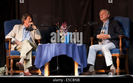 Holt, UK. 27 juillet, 2014. Lord Melvyn Bragg et le professeur Richard Dawkins en conversation sur la scène du Festival Holt à Norfolk England Crédit : Julie Mowbray/Alamy Live News Banque D'Images