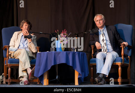 Holt, UK. 27 juillet, 2014. Lord Melvyn Bragg et le professeur Richard Dawkins en conversation sur la scène du Festival Holt à Norfolk England Crédit : Julie Mowbray/Alamy Live News Banque D'Images