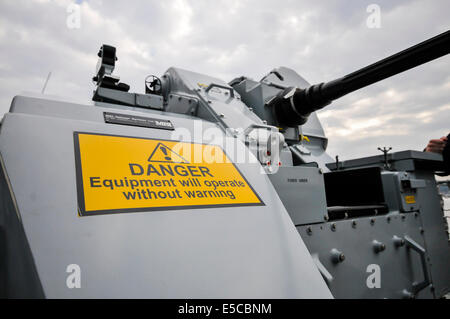 Belfast, Irlande du Nord. 26/07/2014 - panneau d'avertissement sur le canon de 30 mm Oerlikon équipé de type 45 destroyer HMS Duncan Crédit : Stephen Barnes/Alamy Live News Banque D'Images