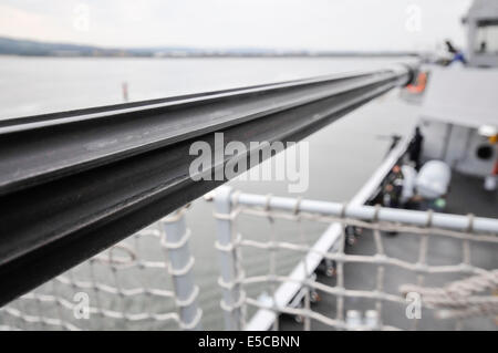 Belfast, Irlande du Nord. 26/07/2014 - dans la ligne de mire d'un canon de 30 mm Oerlikon équipé de type 45 destroyer HMS Duncan Crédit : Stephen Barnes/Alamy Live News Banque D'Images