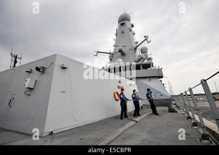 Belfast, Irlande du Nord. 26/07/2014 - trois marins courriers valides sur la corde d'amarrage principal de Type 45 destroyer HMS Duncan, comme elle arrive dans sa ville d'adoption de Belfast pour une visite de trois jours. Crédit : Stephen Barnes/Alamy Live News Banque D'Images