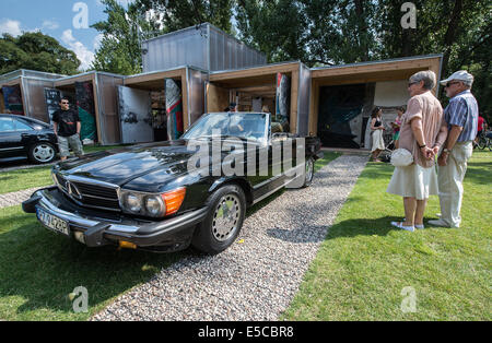 Varsovie, Pologne. 27 juillet, 2014. Mercedes-Benz R107 560 SL mercedes voitures anciennes au cours de montrer à Mercedes Gare bar à Varsovie, Pologne Crédit : kpzfoto/Alamy Live News Banque D'Images