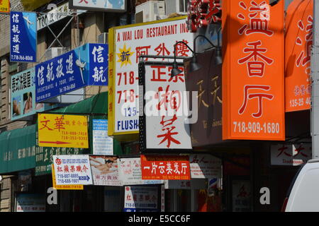 Multitude de signes sur la rue 40e Road dans le quartier chinois, le rinçage, Queens, New York. Banque D'Images