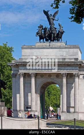 Wellington Arch à Hyde Park Corner, London, conçu par Decimus Burton. Surmonté de la plus grande statue de bronze en Europe. Banque D'Images