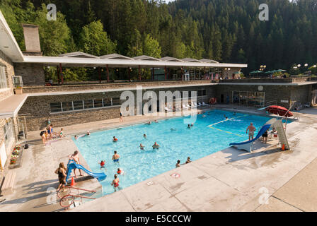 Elk203-2036 Le Canada, la Colombie-Britannique, le Parc National de Kootenay, Radium Hot Springs, piscines thermales Banque D'Images