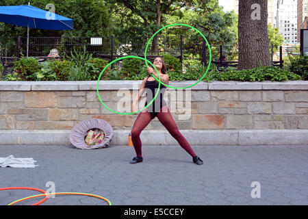 Mlle 360 un artiste de rue qui travaille avec les cerceaux, effectuant à Union Square Park à New York City Banque D'Images