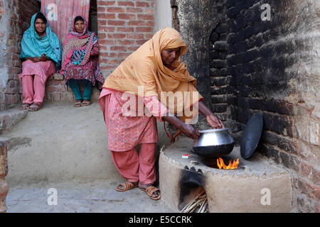 Pakistanaise lors d'une cheminée traditionnelle à l'extérieur d'une maison à Lahore, Pakistan. Banque D'Images