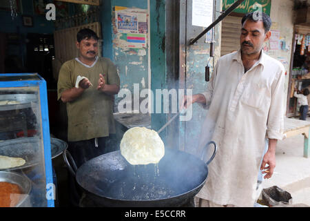 Faire chauffer l'huile, Roti pain traditionnel fait frit dans une petite boutique à Lahore, au Pakistan. Banque D'Images