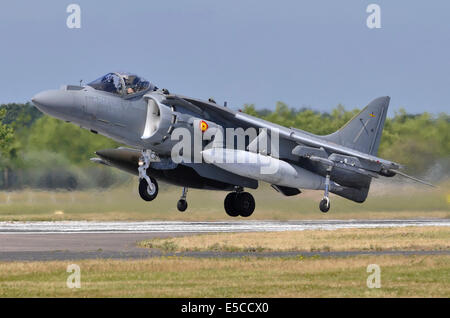 McDonnell-Douglas AV-8B Harrier II jump jet exploité par la marine espagnole l'atterrissage après l'affichage à Farnborough Airshow 2014 Banque D'Images