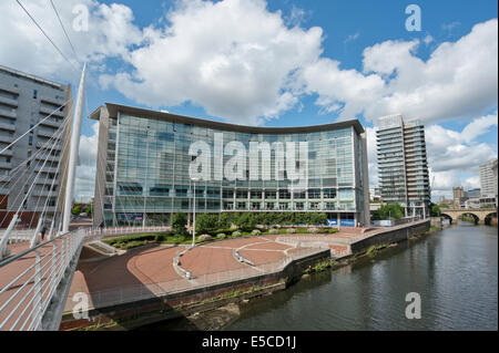 Une prise grand angle de The Lowry Hotel près du Manchester Ship Canal à Salford pris sur une journée ensoleillée. Banque D'Images