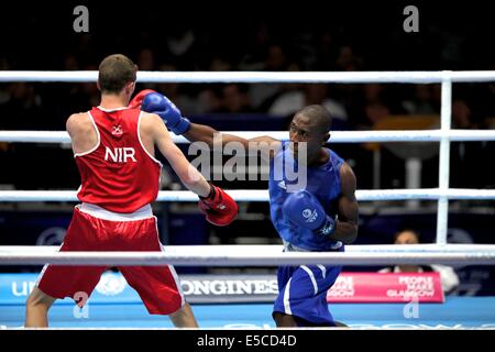 Glasgow, Ecosse, Royaume-Uni. 27 juillet, 2014. Journée des Jeux du Commonwealth 4. Boxe - séance du soir. Men's poids léger (60kg). Joe Fitzpatrick (Irlande du Nord, rouge) bat Qhobosheane Mohlerepe (Lesotho, bleu) dans la ronde préliminaire : Crédit Styles Neville/Alamy Live News Banque D'Images