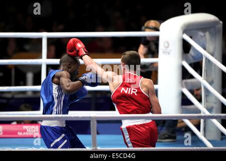 Glasgow, Ecosse, Royaume-Uni. 27 juillet, 2014. Journée des Jeux du Commonwealth 4. Boxe - séance du soir. Men's poids léger (60kg). Joe Fitzpatrick (Irlande du Nord, rouge) bat Qhobosheane Mohlerepe (Lesotho, bleu) dans la ronde préliminaire : Crédit Styles Neville/Alamy Live News Banque D'Images