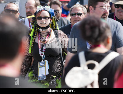 San Diego, Californie, USA. 26 juillet, 2014. Une jeune fille de l'espace post-apocalyptique traverse la rue dans une foule.--- La 40e édition annuelle 2014 International Comic-Con le samedi 26 juillet 2014, dans sa troisième de quatre jours au centre de convention de San Diego. L'événement annuel, le plus grand de son genre, rassemble environ 150 000 sci-fi, TV, horreur, Cartoon et les amateurs de jeux à San Diego pour célébrer avec le fournisseur des expositions et des présentations ainsi que des discussions de groupe ainsi que des apparitions de célébrités pour des signatures de livres et des conférences. © David Bro/ZUMA/Alamy Fil Live News Banque D'Images